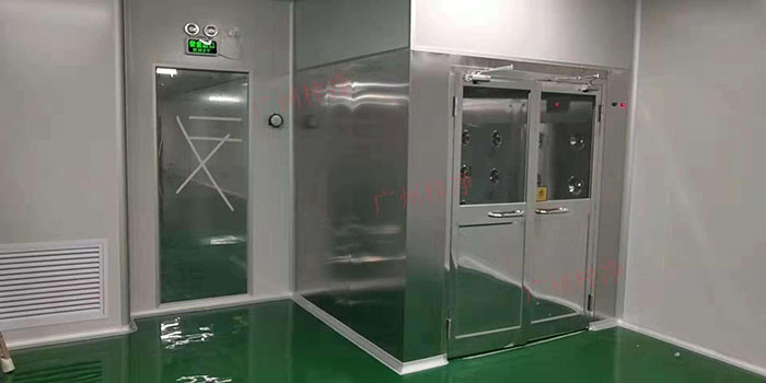 風(fēng)淋室原理是通過強(qiáng)效空氣射流對人員或物品進(jìn)行表面吹淋，以去除附著在表面上的塵埃和微生物。
